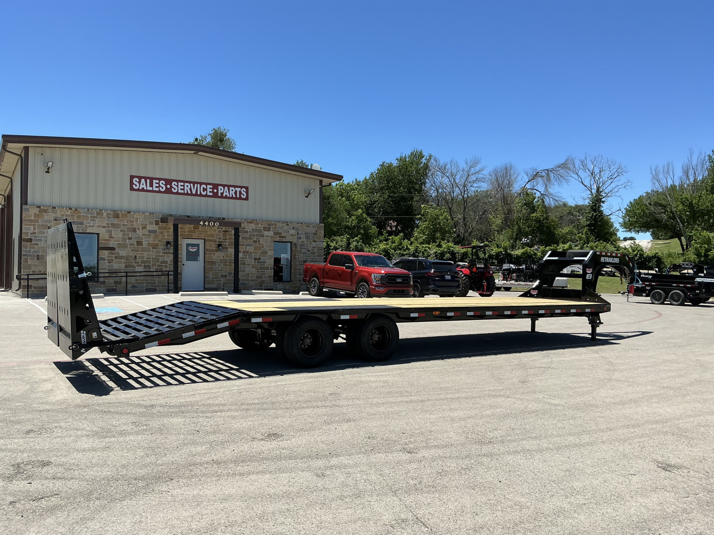 New 2026 PJ 102"x32' GN Low-Pro Flatbed w/ Duals - LD