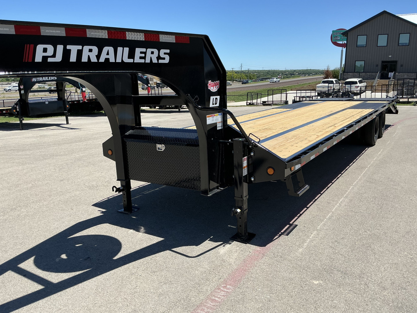New 2026 PJ 102"x32' GN Low-Pro Flatbed w/ Duals - LD