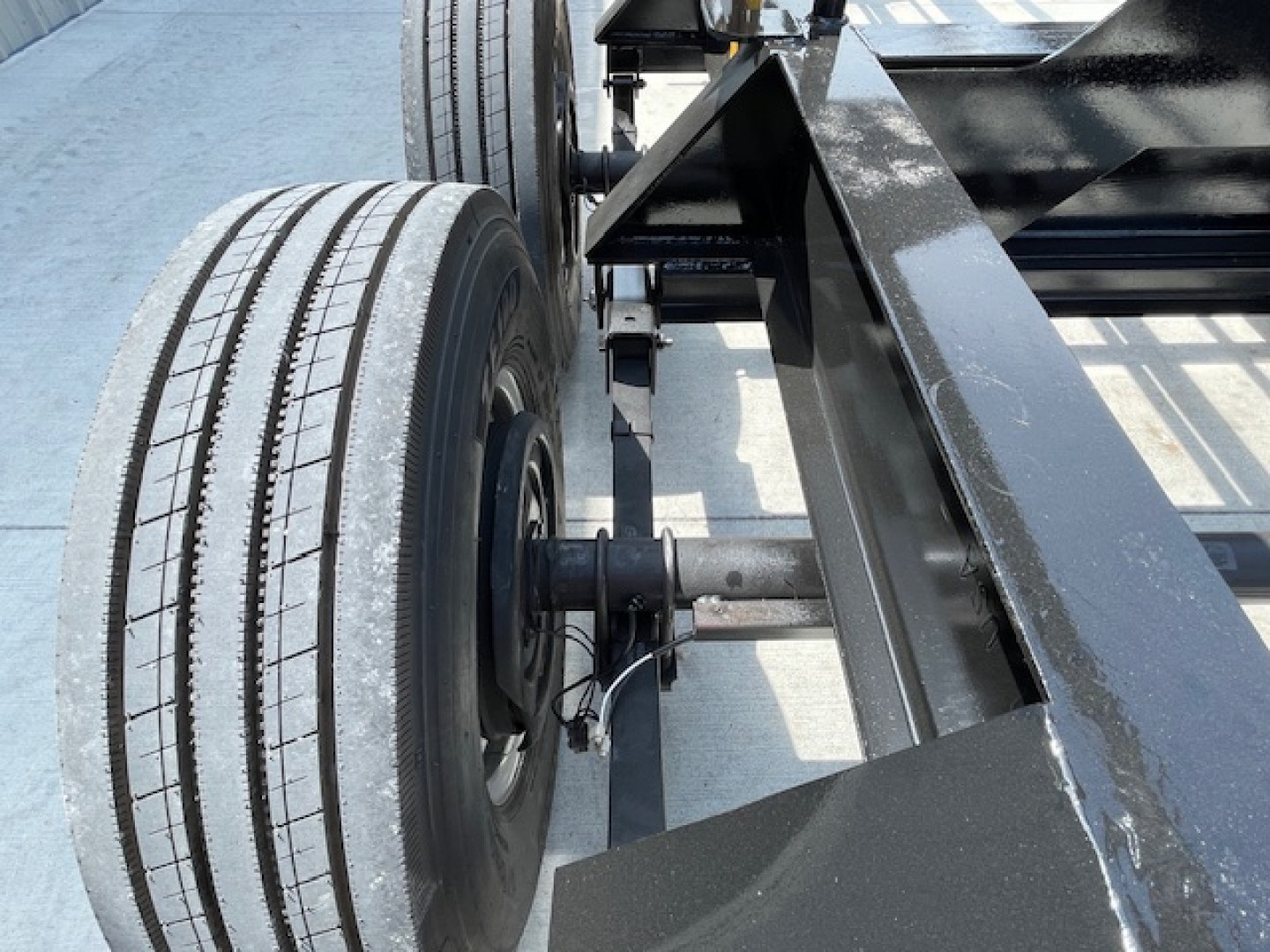 New 2025 MAY 36' ROUND BALE HAY DUMP TRAILER, (2) 7000lb TANDEM AXLES ,(ON ORDER)