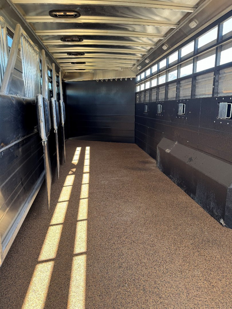 New 2026 Logan Coach 6 Horse Stockman Combo Horse Trailer