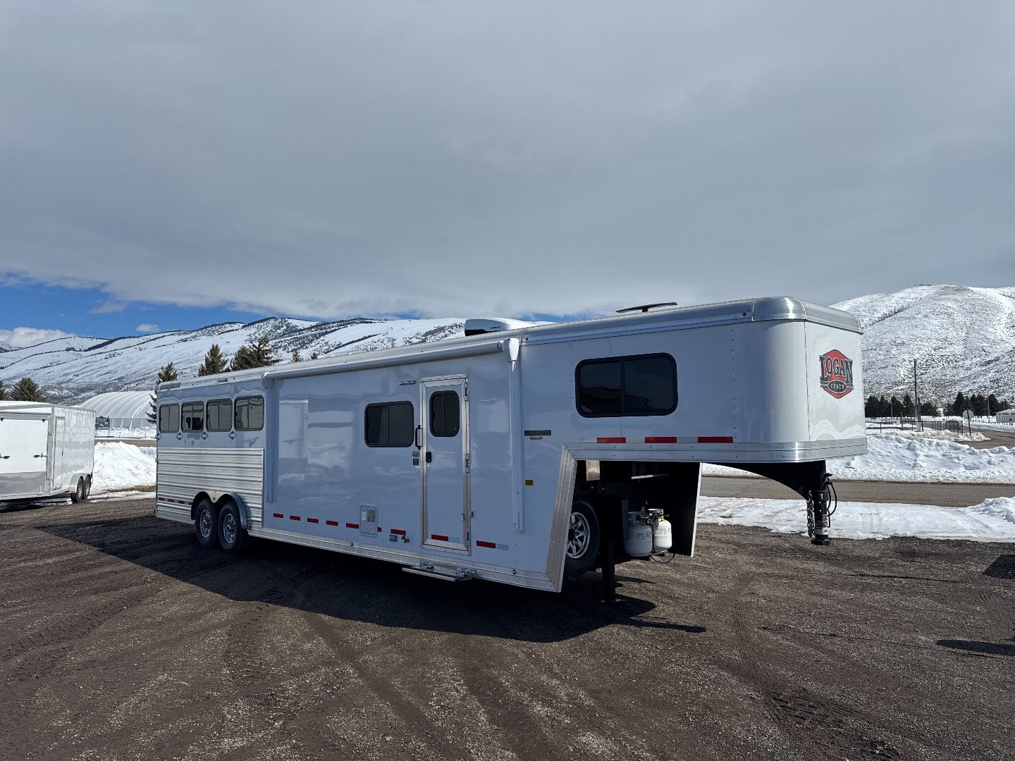 New 2025 Logan Coach 812 Bullseye 4H