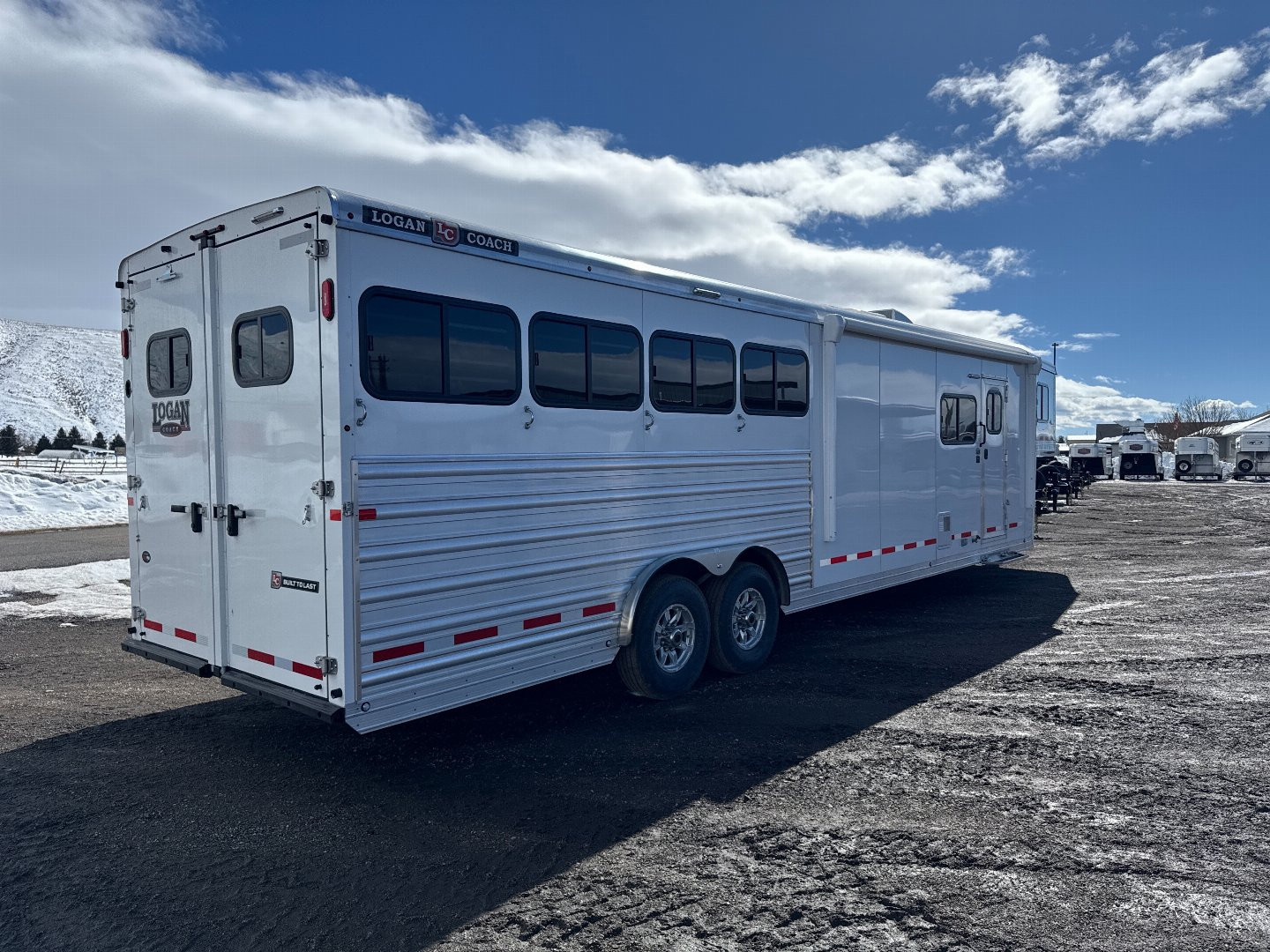 New 2025 Logan Coach 812 Bullseye 4H