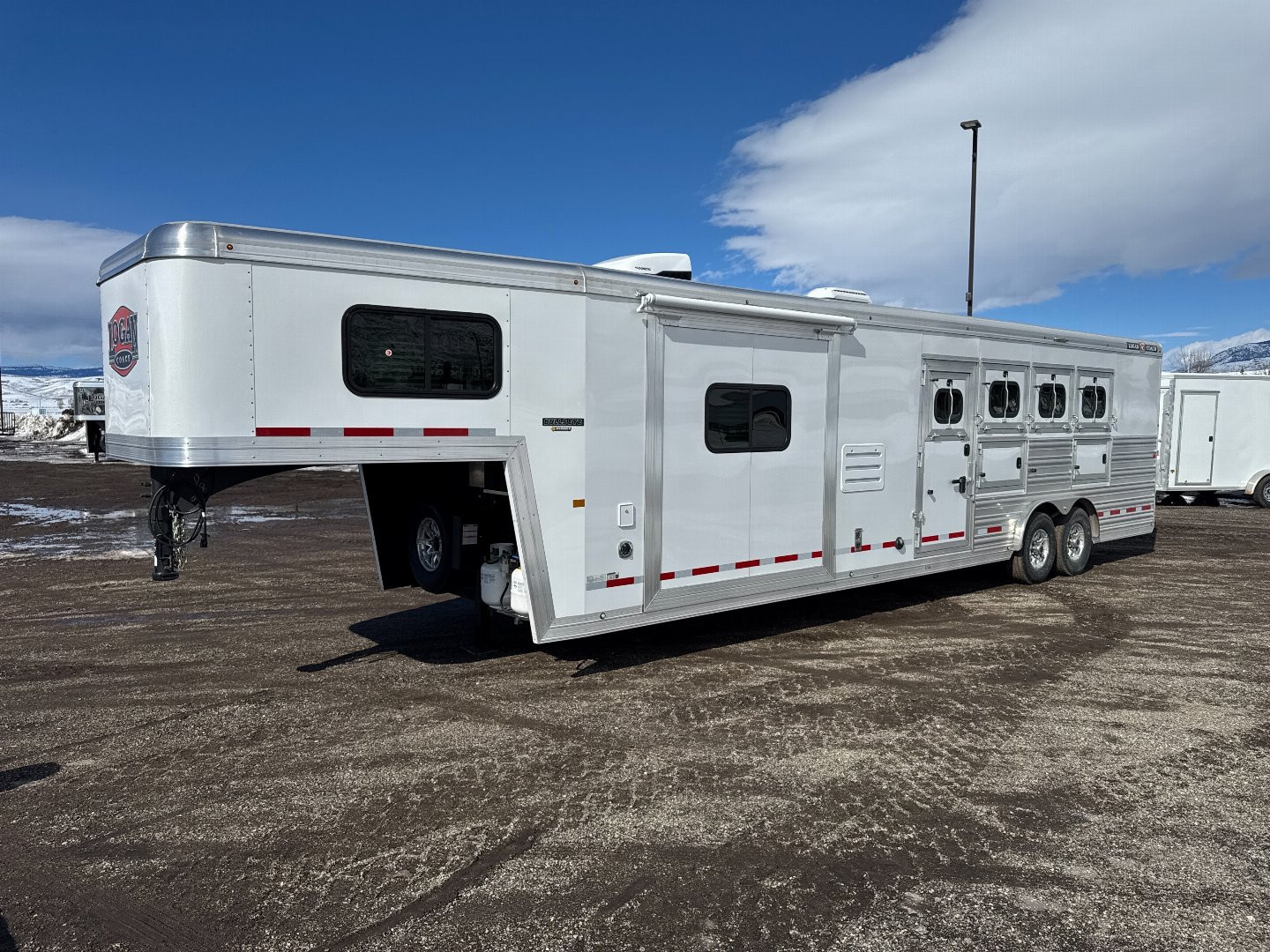 New 2025 Logan Coach 812 Bullseye 4H