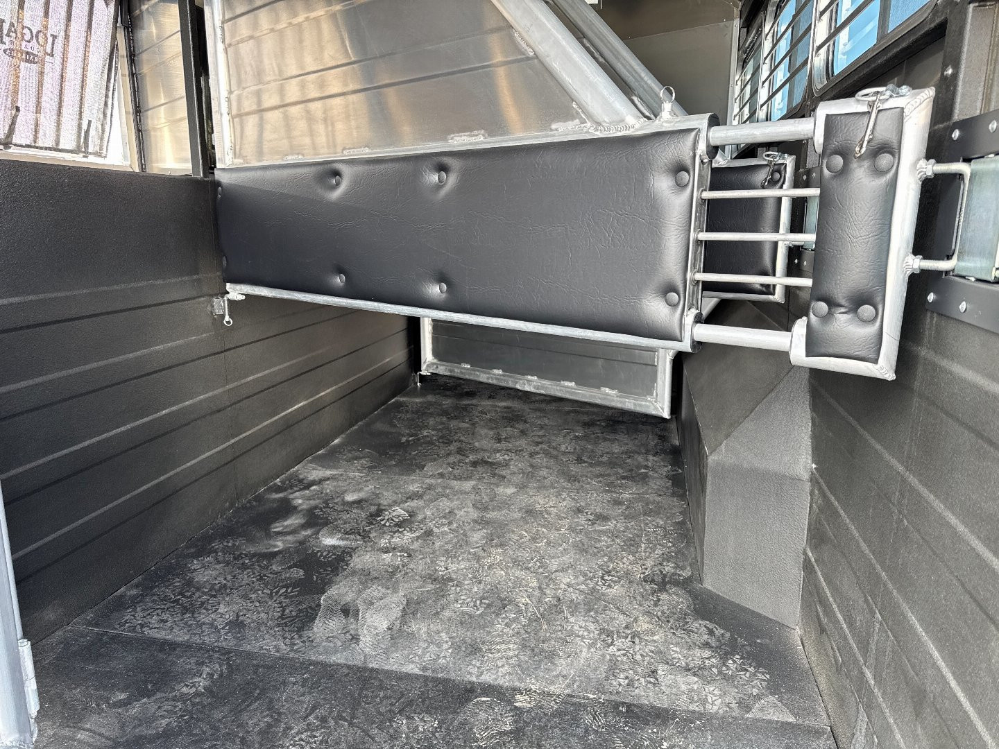 New 2025 Logan Coach 812 Bullseye 4H