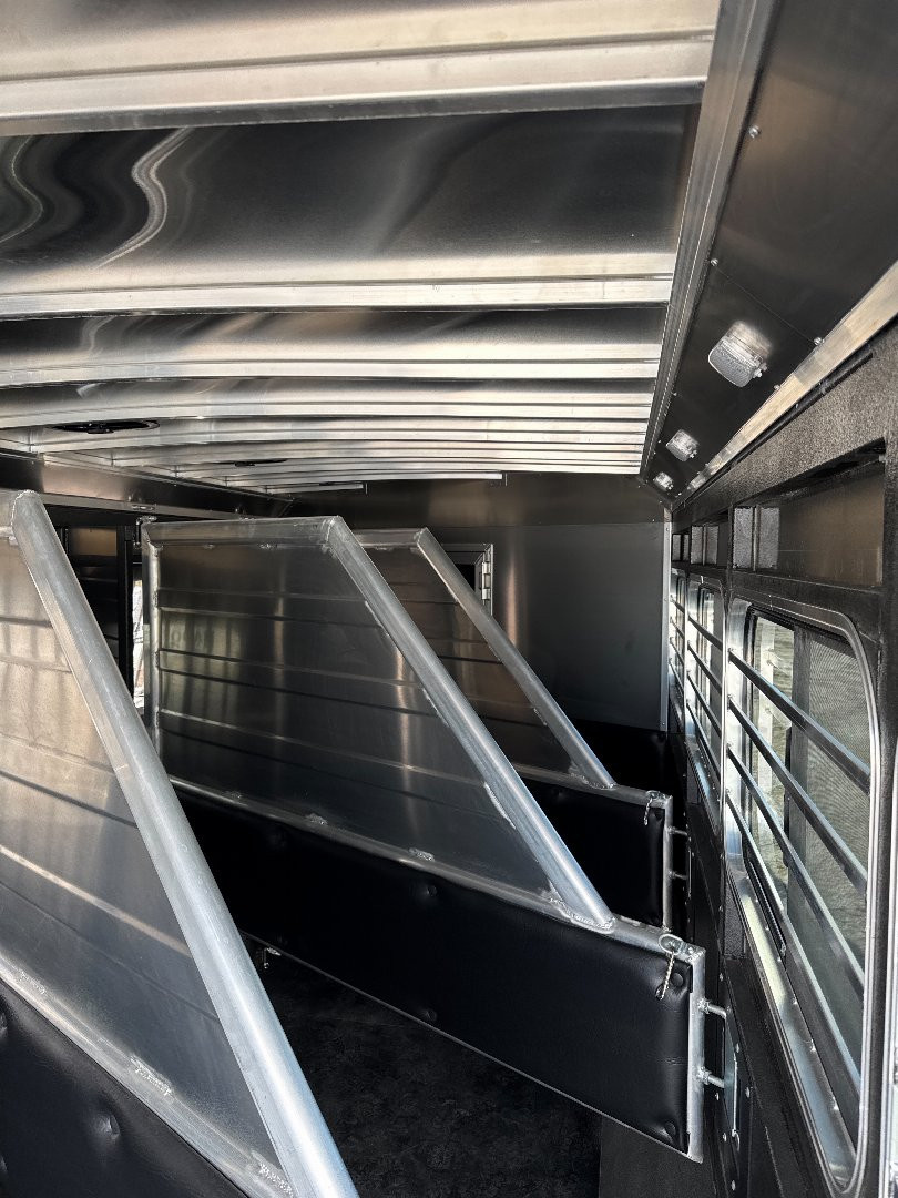 New 2025 Logan Coach 812 Bullseye 4H