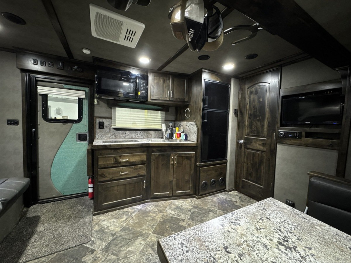 New DEMO PRICED 2024 Logan Coach 814 Select 5H Horse Trailer