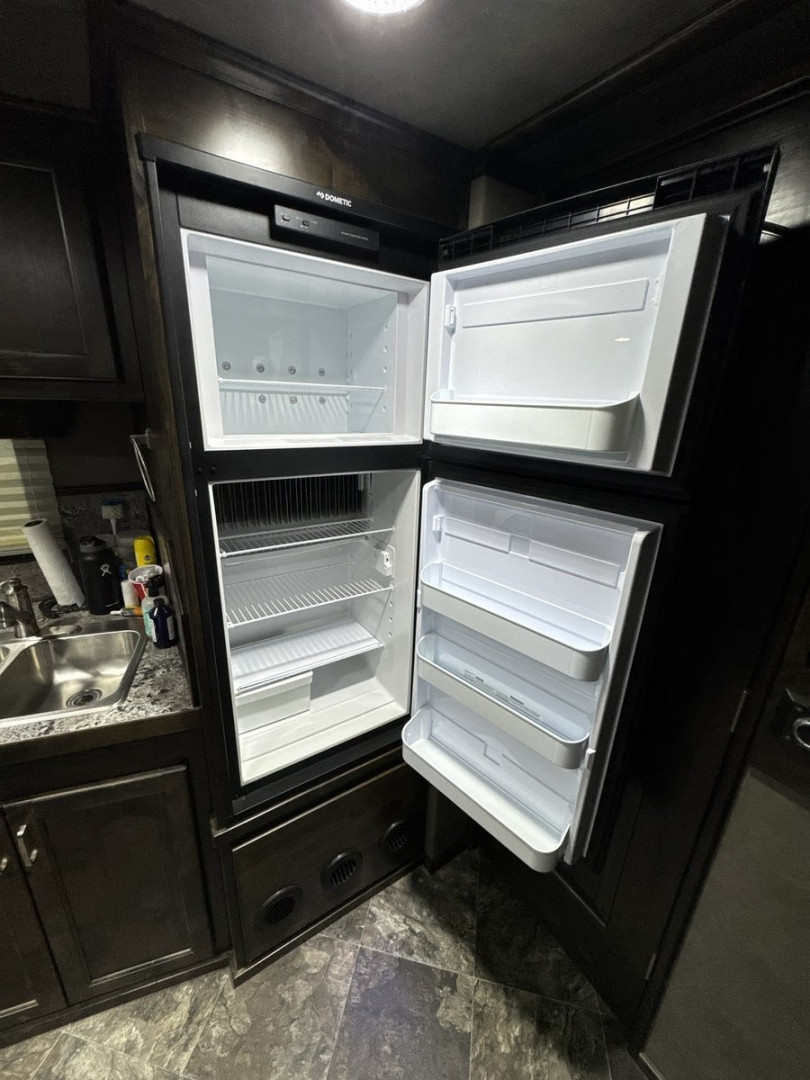 New DEMO PRICED 2024 Logan Coach 814 Select 5H Horse Trailer