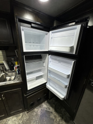 New DEMO PRICED 2024 Logan Coach 814 Select 5H Horse Trailer