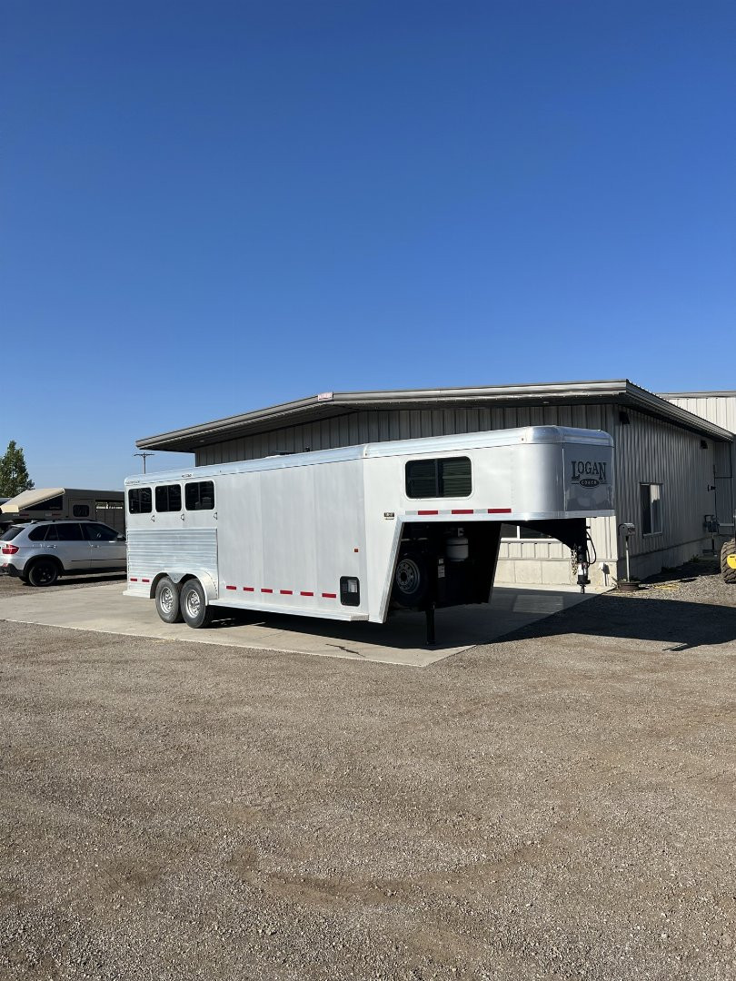 Used 2019 Logan Coach Riot 3H Horse Trailer