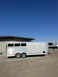 Used 2019 Logan Coach Riot 3H Horse Trailer