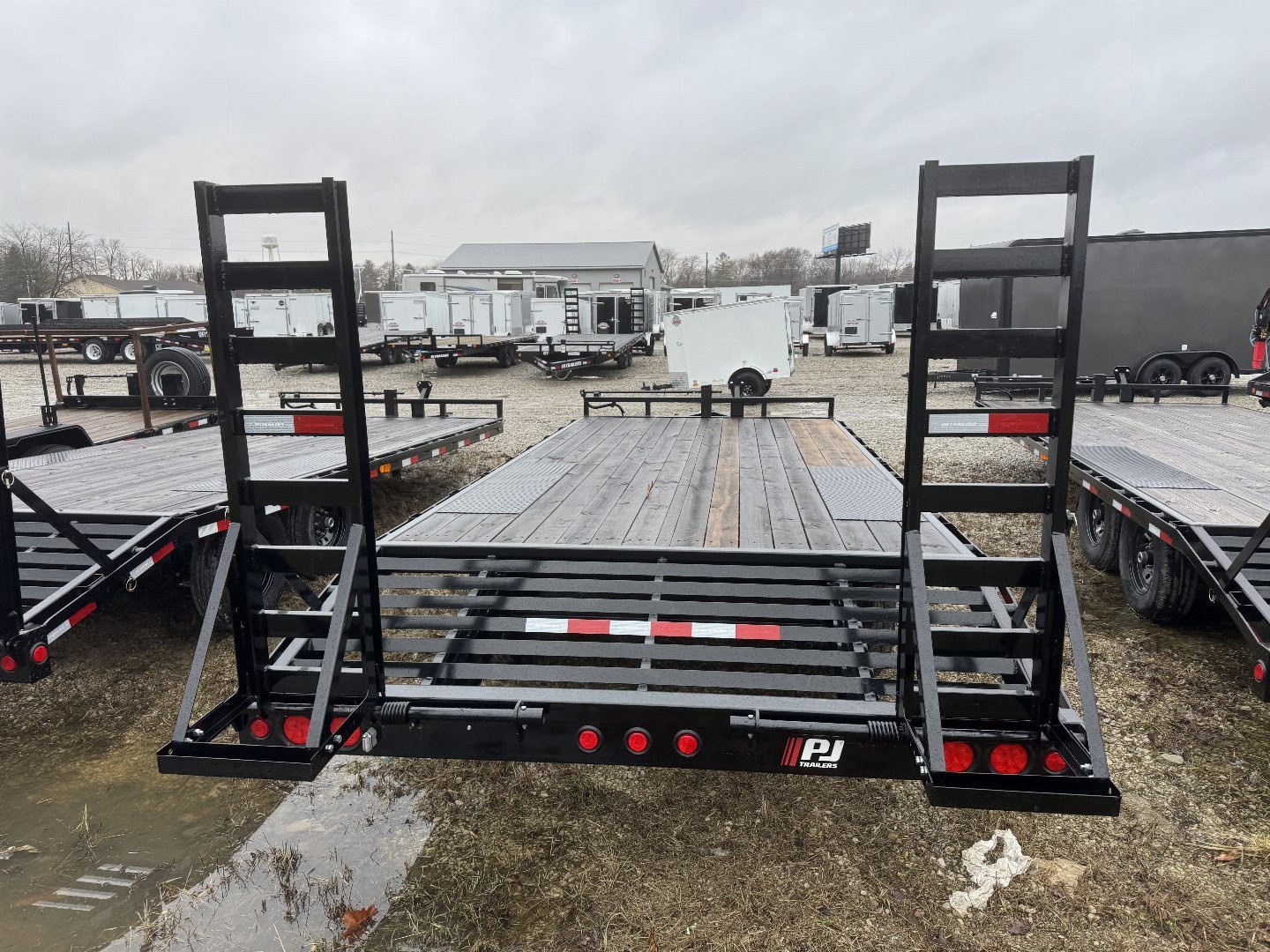 New Aged Inventory Sale Price****<br />
2025 PJ Trailers F8202 Deckover Trailer 102X20 TA DOVETAIL (GVW:14000) BLACK W/ FOLD UP RAMPS