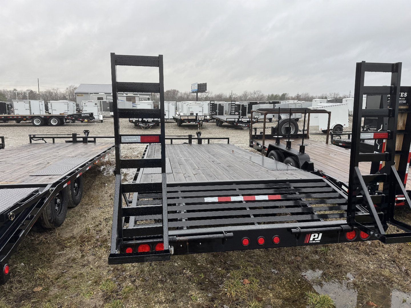 New Aged Inventory Sale Price****<br />
2025 PJ Trailers F8202 Deckover Trailer 102X20 TA DOVETAIL (GVW:14000) BLACK W/ FOLD UP RAMPS