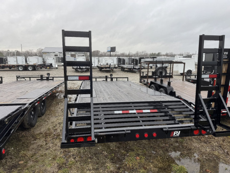 New Aged Inventory Sale Price****<br />
2025 PJ Trailers F8202 Deckover Trailer 102X20 TA DOVETAIL (GVW:14000) BLACK W/ FOLD UP RAMPS