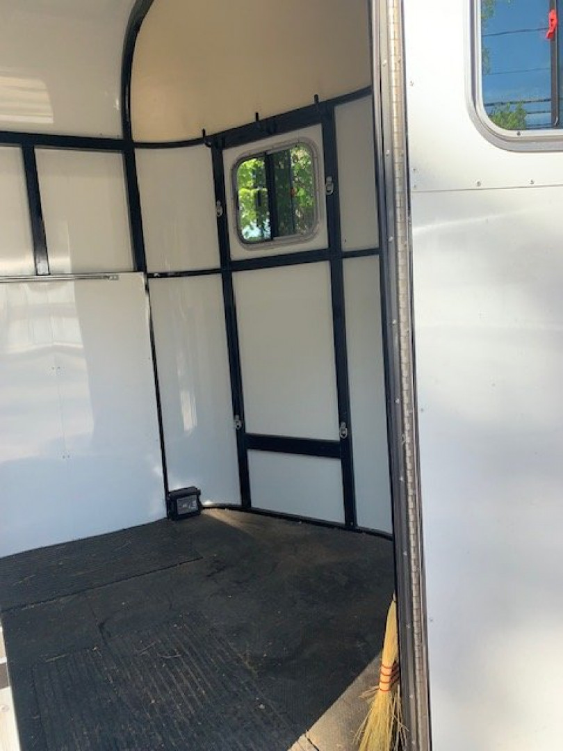 Used 2004 Trailers USA 2h D/room Horse Trailer