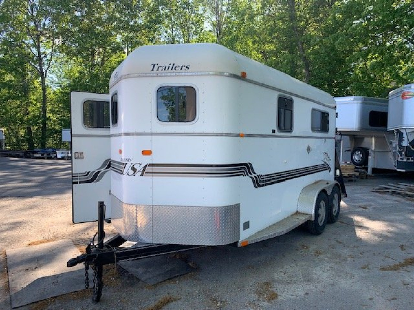 Used 2004 Trailers USA 2h D/room Horse Trailer