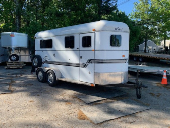 Used 2004 Trailers USA 2h D/room Horse Trailer