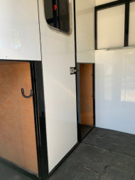 Used 2004 Trailers USA 2h D/room Horse Trailer