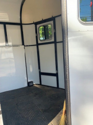 Used 2004 Trailers USA 2h D/room Horse Trailer