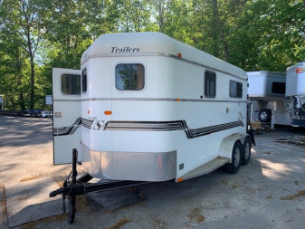 Used 2004 Trailers USA 2h D/room Horse Trailer