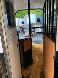 Used 2004 Trailers USA 2h D/room Horse Trailer