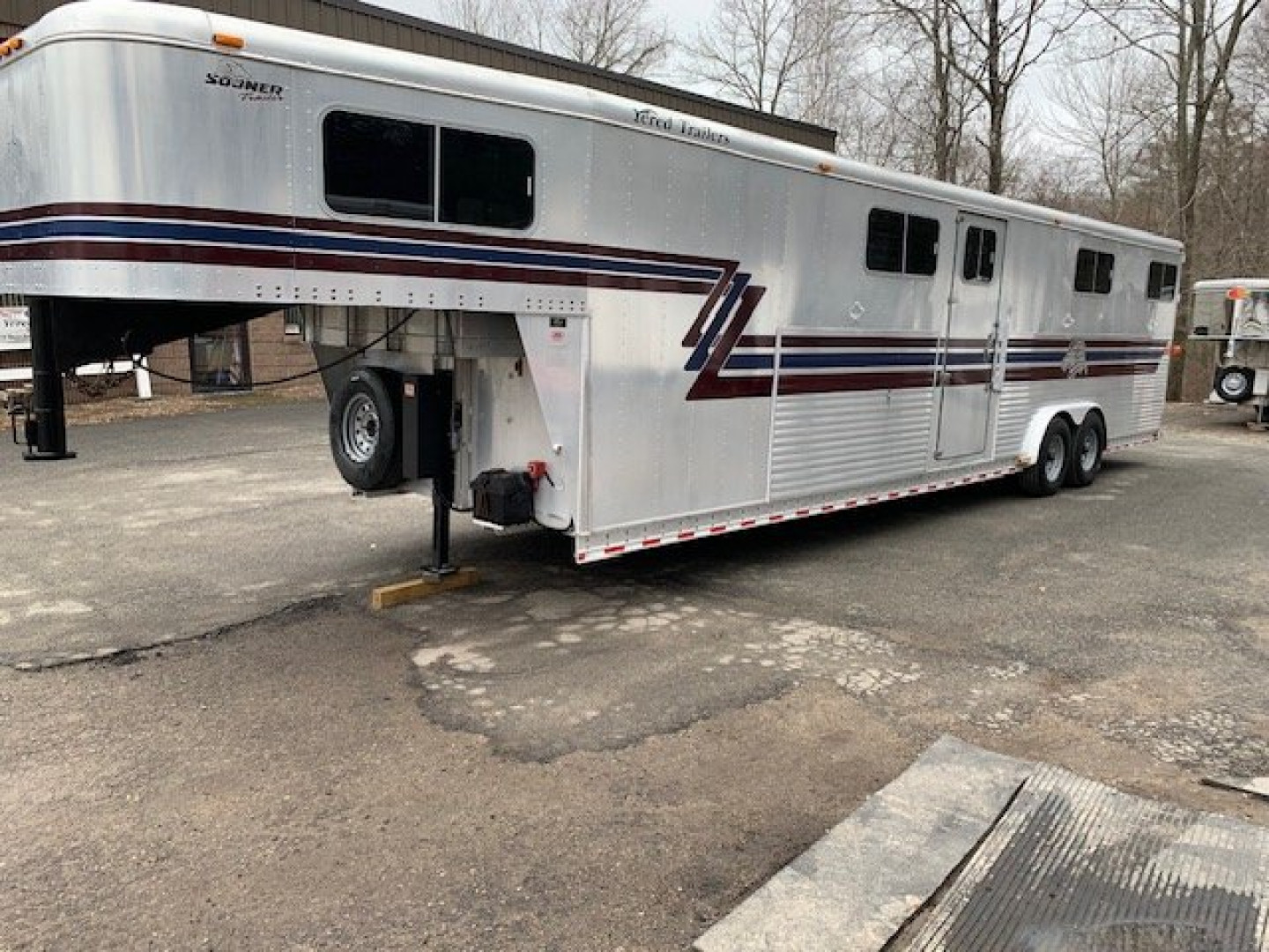 Used 1999 Sooner 4h / 6h gn Horse Trailer
