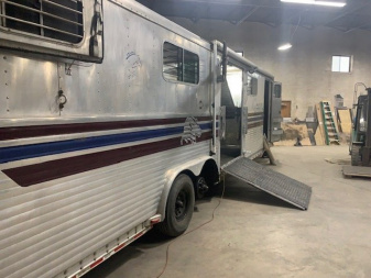 Used 1999 Sooner 4h / 6h gn Horse Trailer