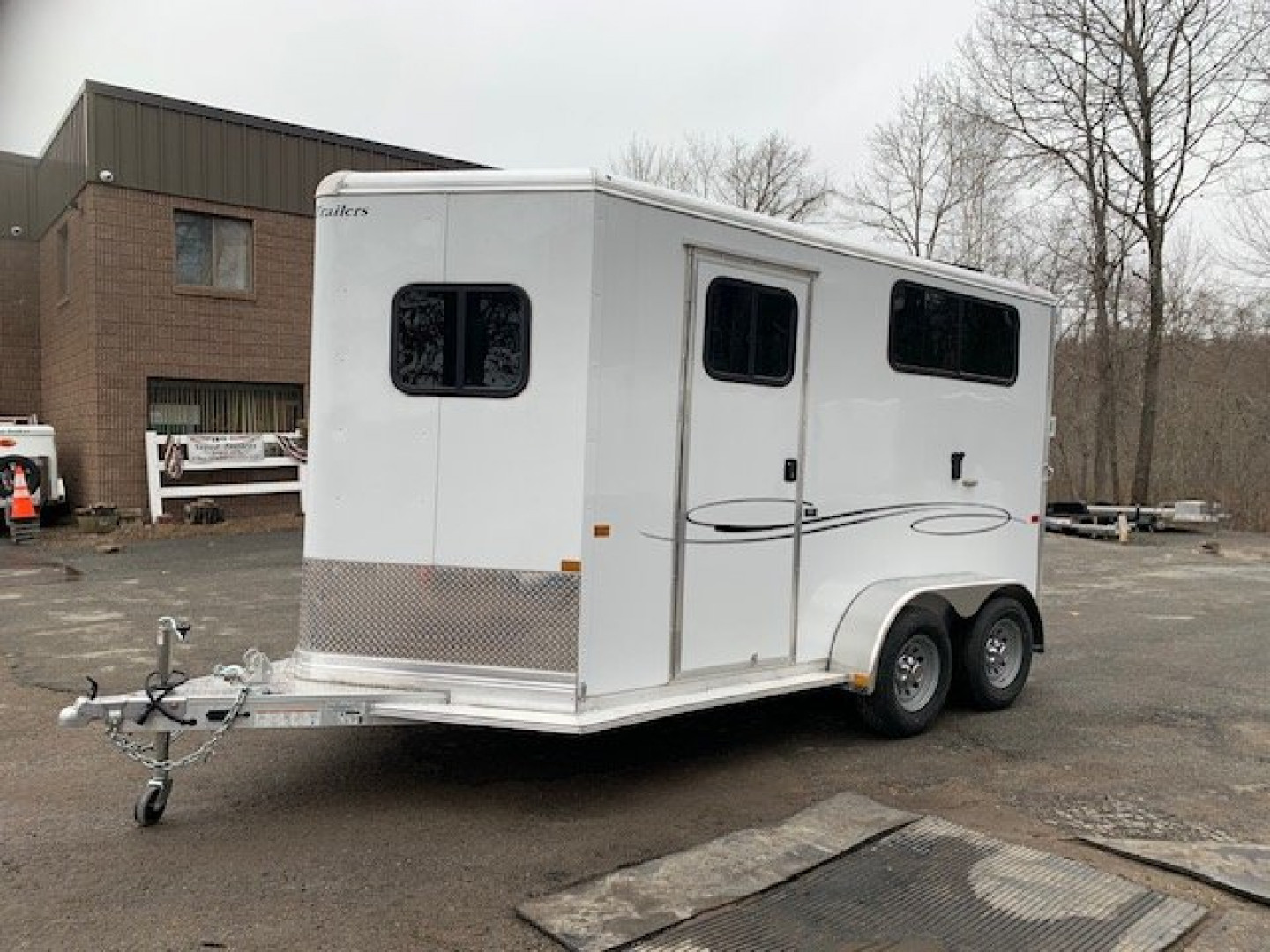 New 2025 Frontier Trailers 2h D/room Horse Trailer