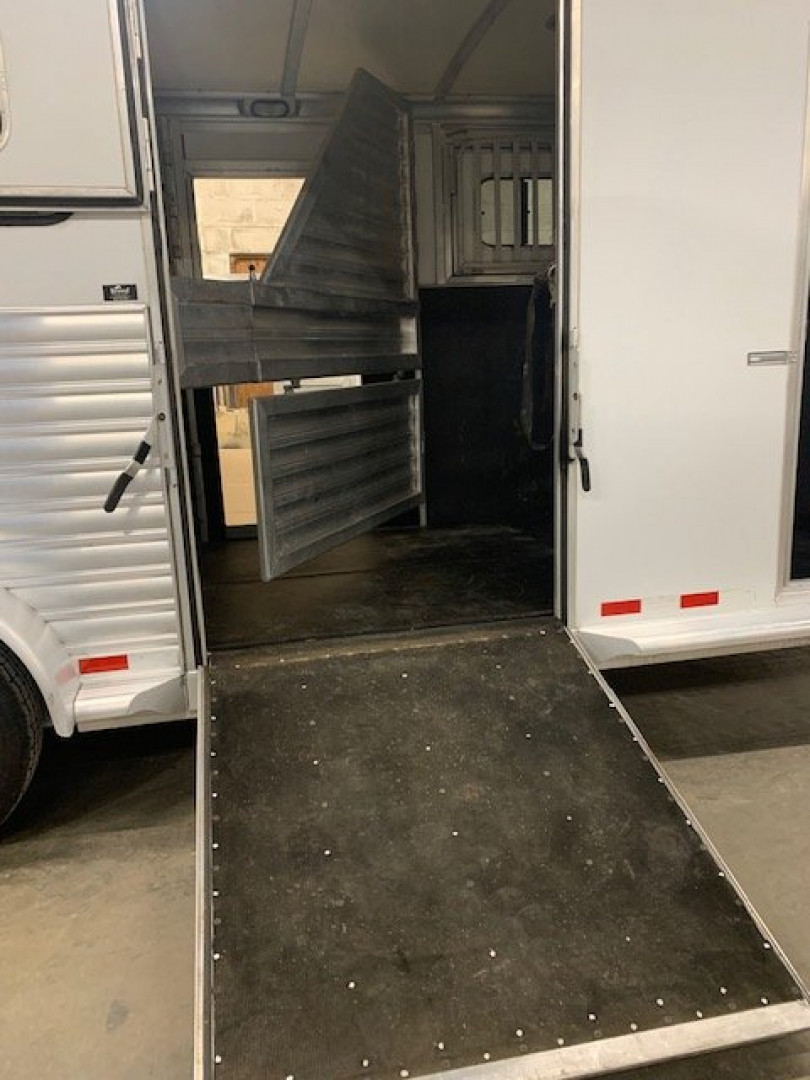 Used 2008 Cimarron Trailers 2+1 gn Horse Trailer