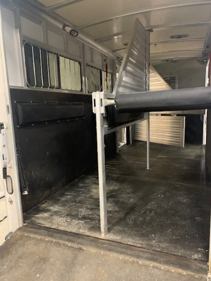 Used 2008 Cimarron Trailers 2+1 gn Horse Trailer