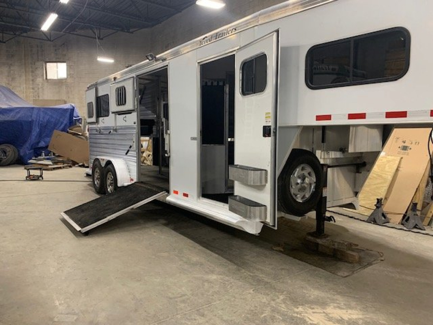 Used 2008 Cimarron Trailers 2+1 gn Horse Trailer