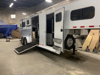 Used 2008 Cimarron Trailers 2+1 gn Horse Trailer