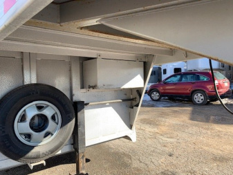 Used 2008 Cimarron Trailers 2h G/N D/Room Horse Trailer
