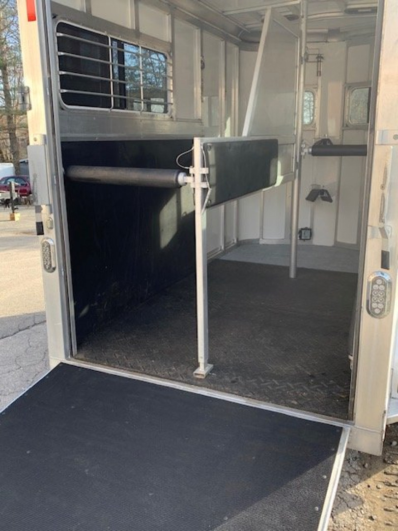 Used 2009 Shadow 2H Thorobrd Horse Trailer