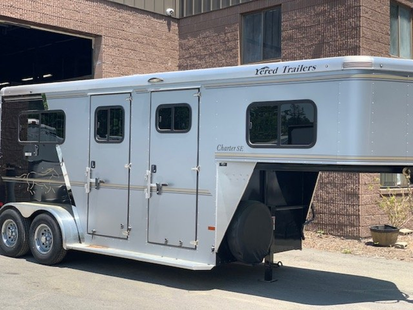 Used 2020 Sundowner Trailers Charter 2h GN Horse Trailer