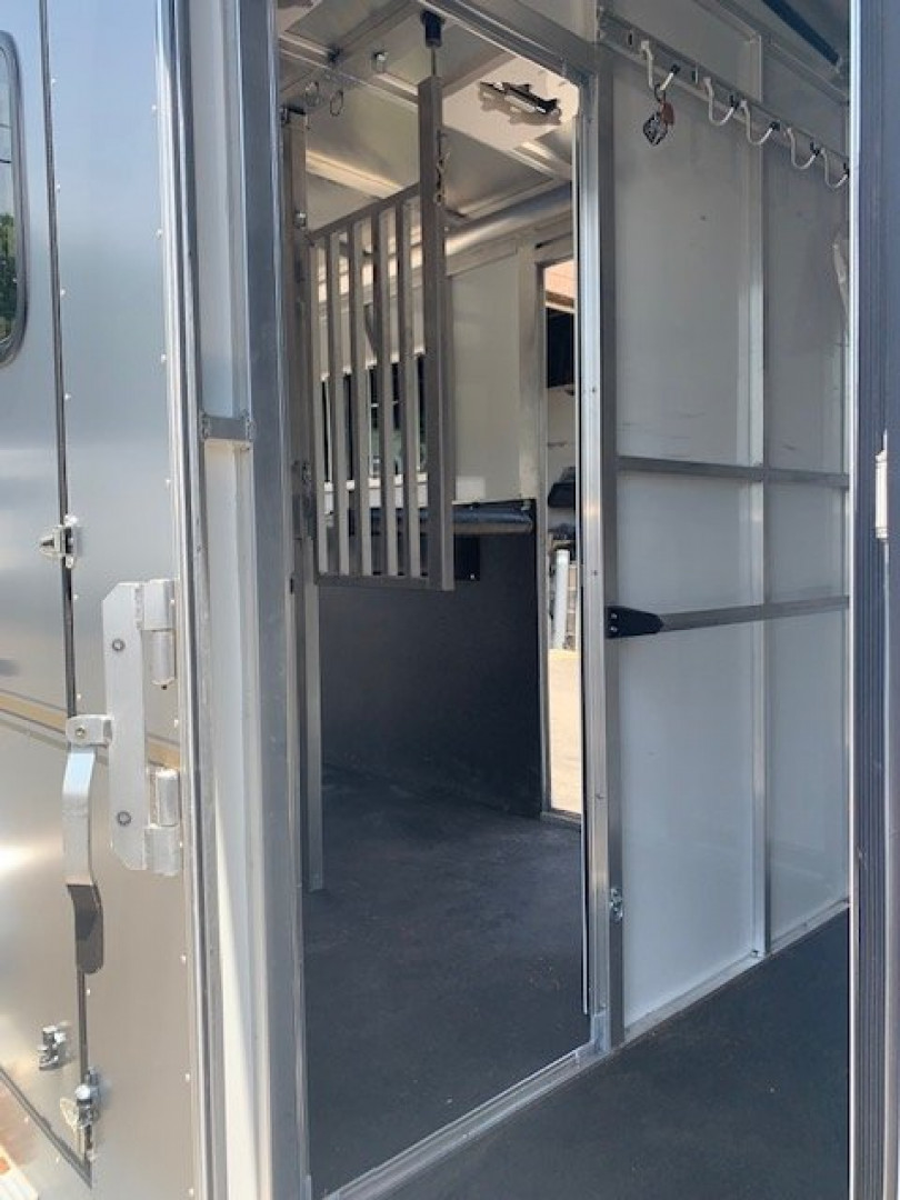 Used 2020 Sundowner Trailers Charter 2h GN Horse Trailer