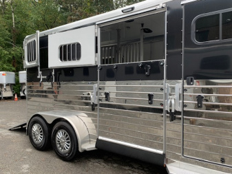 New 2026 Sundowner Trailers 2H DR W Side Unload Ramp Horse Trailer