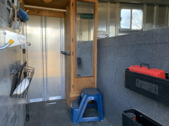 Used 2002 Featherlite 6H Custom Horse Trailer