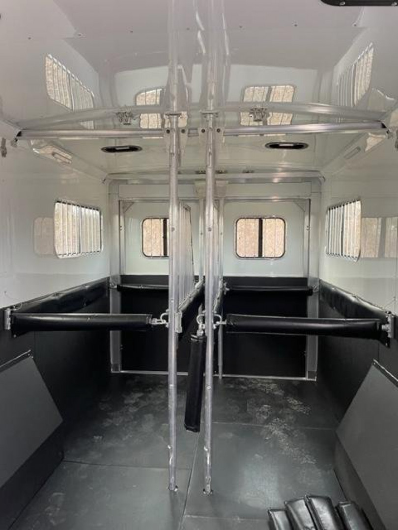 New 2023 Sundowner Trailers 6H/4H head to head Horse Trailer