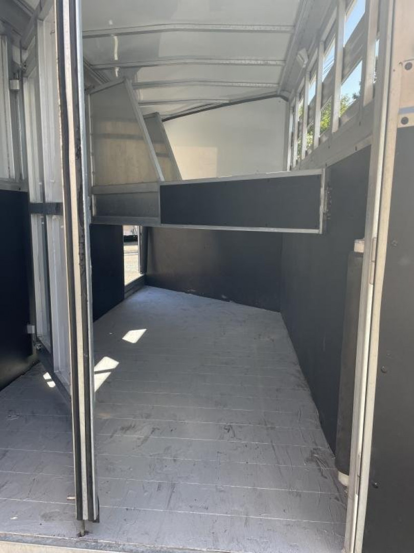Used 2010 Shadow Trailers Stablemate Series GOOSENECK 3H Slant Stock Combo Horse Trailer