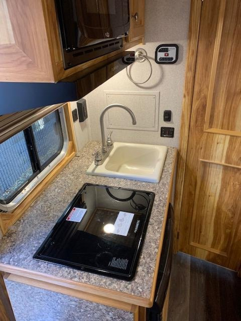New 2025 SUNDOWNER TRAILERS 2023 Sundowner Santa Fe 3H Slant With LQ Horse Trailer