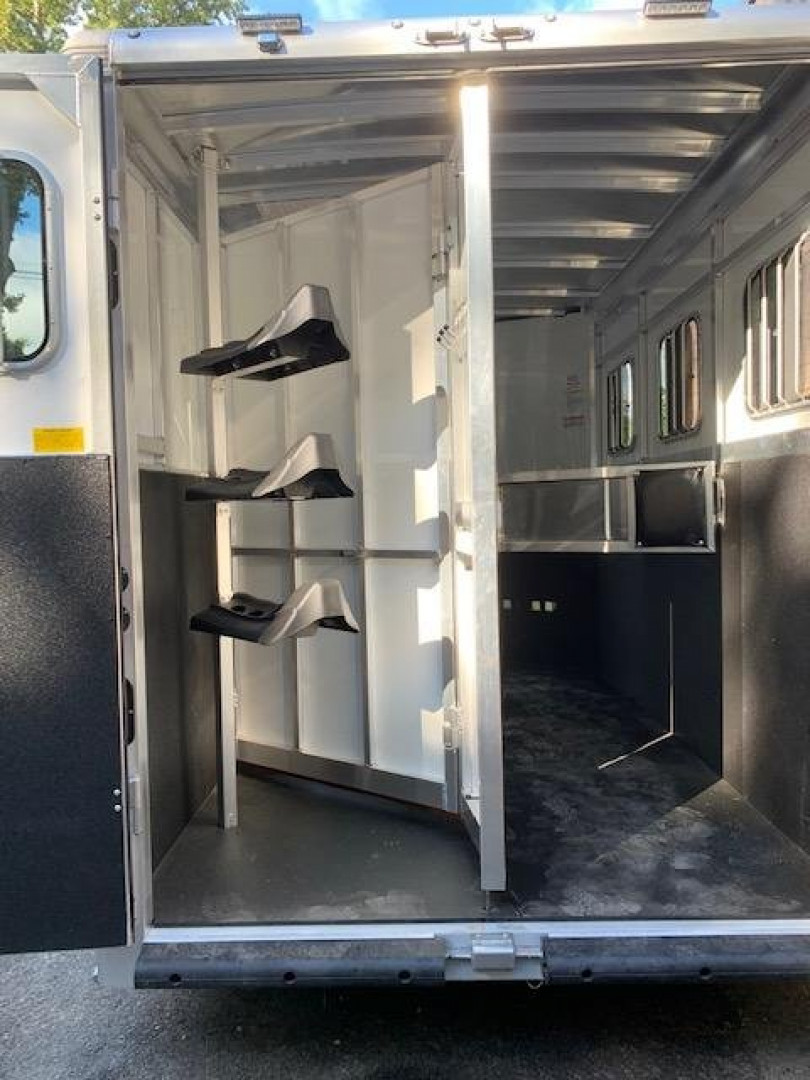 New 2025 SUNDOWNER TRAILERS 2023 Sundowner Santa Fe 3H Slant With LQ Horse Trailer