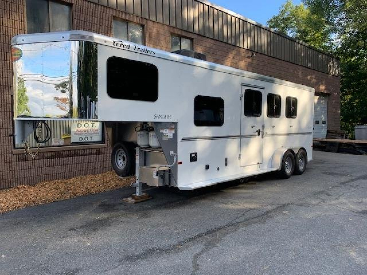 New 2025 SUNDOWNER TRAILERS 2023 Sundowner Santa Fe 3H Slant With LQ Horse Trailer