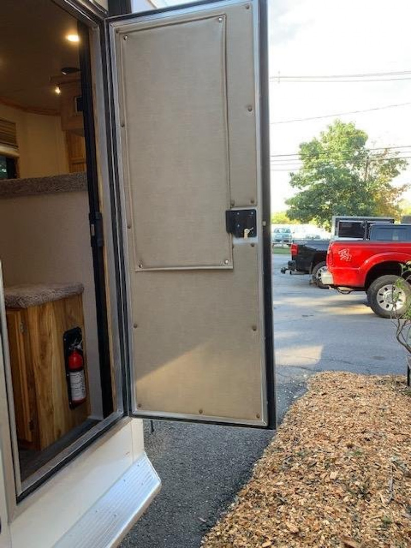 New 2025 SUNDOWNER TRAILERS 2023 Sundowner Santa Fe 3H Slant With LQ Horse Trailer