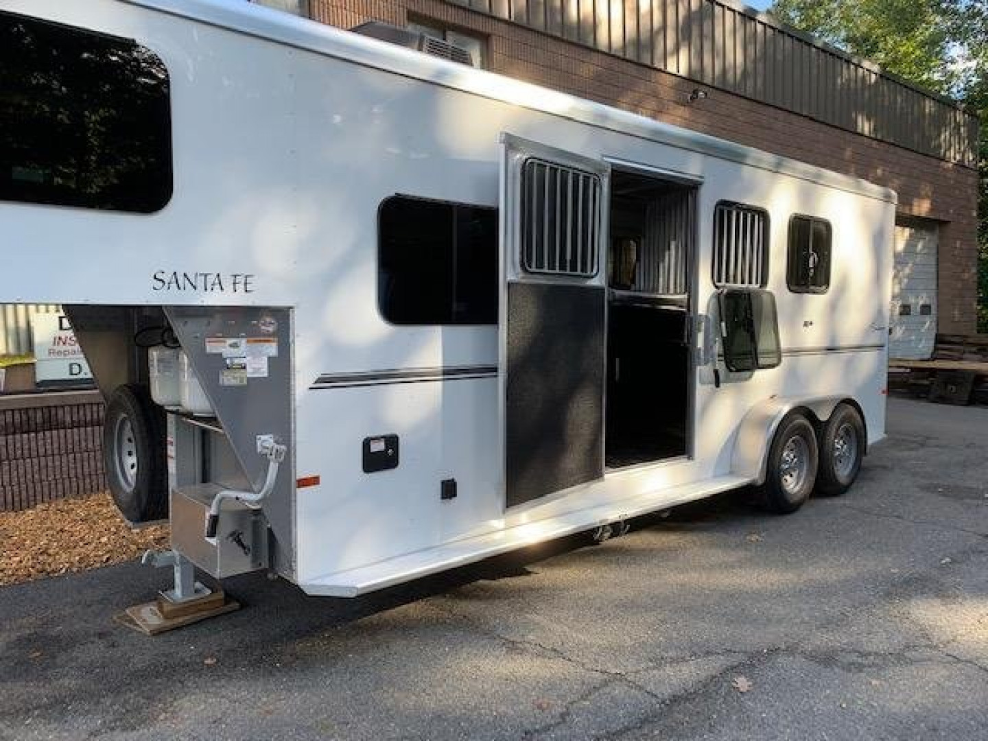New 2025 SUNDOWNER TRAILERS 2023 Sundowner Santa Fe 3H Slant With LQ Horse Trailer