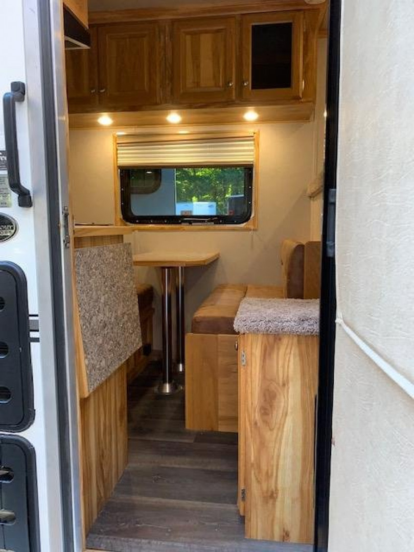 New 2025 SUNDOWNER TRAILERS 2023 Sundowner Santa Fe 3H Slant With LQ Horse Trailer