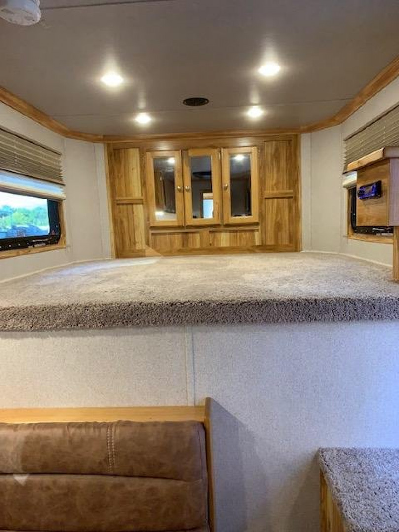 New 2025 SUNDOWNER TRAILERS 2023 Sundowner Santa Fe 3H Slant With LQ Horse Trailer