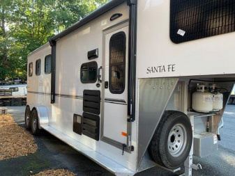 New 2025 SUNDOWNER TRAILERS 2023 Sundowner Santa Fe 3H Slant With LQ Horse Trailer