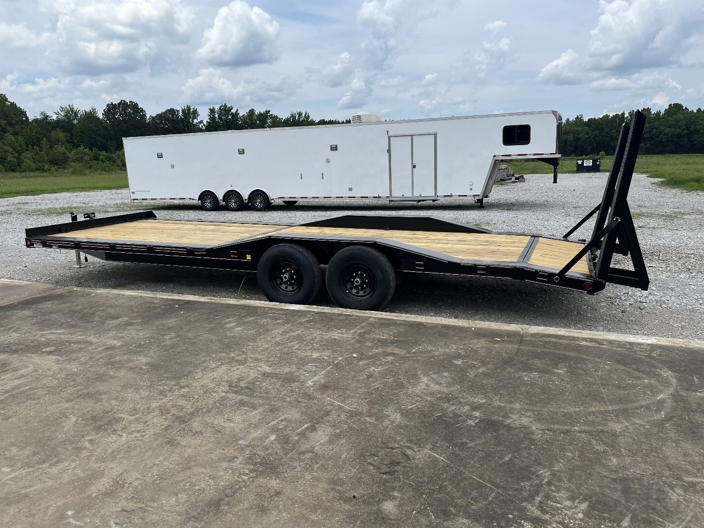 New 2025 Trailblazer 102X24 EQUIPMENT TRAILER W/DRIVEOVER FENDERS