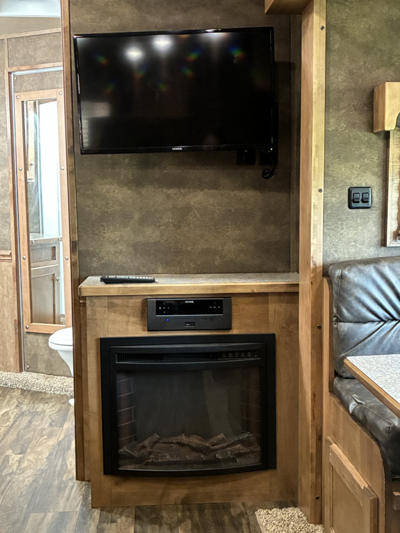 Used 2021 Merhow 4H 14LQ Horse Trailer