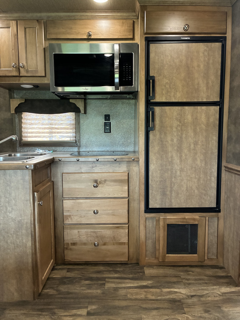 Used 2021 Merhow 4H 14LQ Horse Trailer